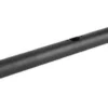 Barre de guidon droite noire vue en entier, avec une ouverture oblongue au milieu du tube Barre de guidon droite noire vue en entier, avec une ouverture oblongue au milieu du tube