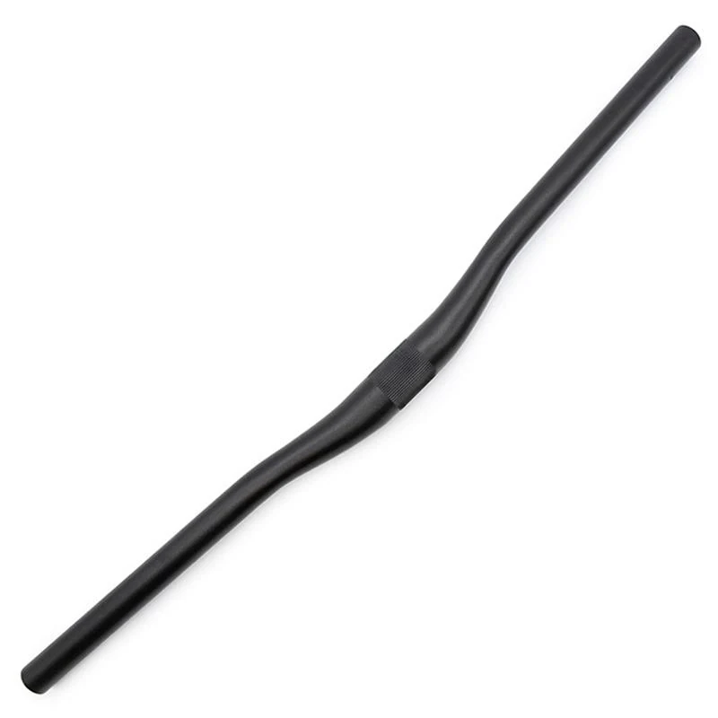 Barre de guidon cintree noire photographiee seule sur toute sa longueur, avec ses deux decrochements