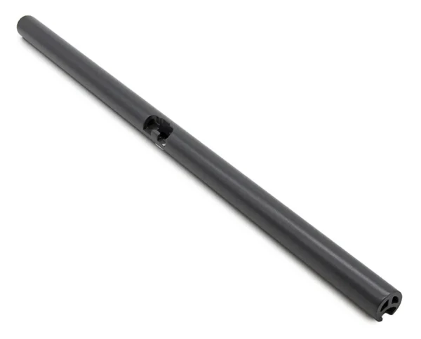 Barre de guidon noire vue de trois quarts sur toute sa longueur, avec une ouverture rectangulaire au milieu