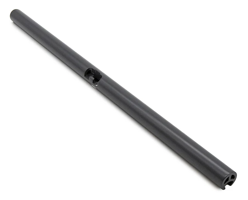 Barre de guidon noire vue de trois quarts sur toute sa longueur, avec une ouverture rectangulaire au milieu
