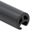 Gros plan sur la section du profil extrude : trois alveoles separees par des cloisons et une fente laterale