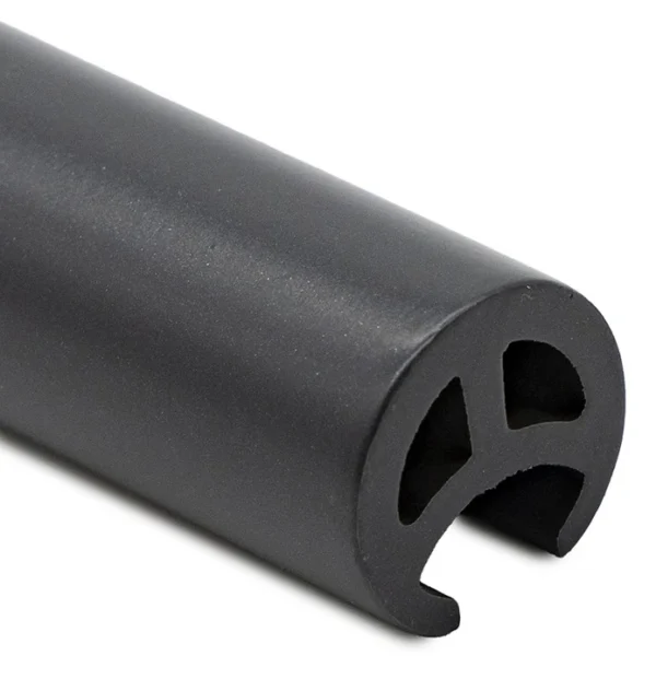 Gros plan sur la section du profil extrude : trois alveoles separees par des cloisons et une fente laterale