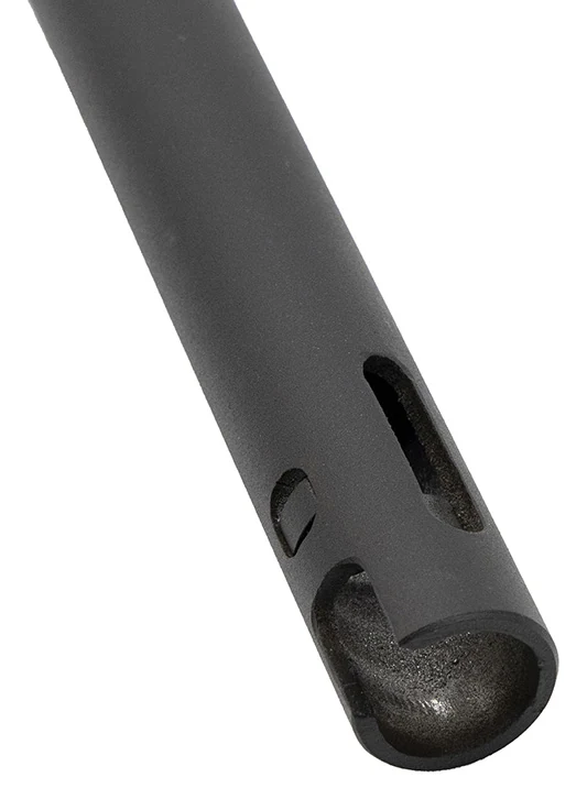 Detail de l'extremite du tube, fendue et percee d'une lumiere oblongue