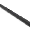 Barre de guidon noire vue en entier, tube droit ouvert en bout et percé au centre Barre de guidon noire vue en entier, tube droit ouvert en bout et percé au centre
