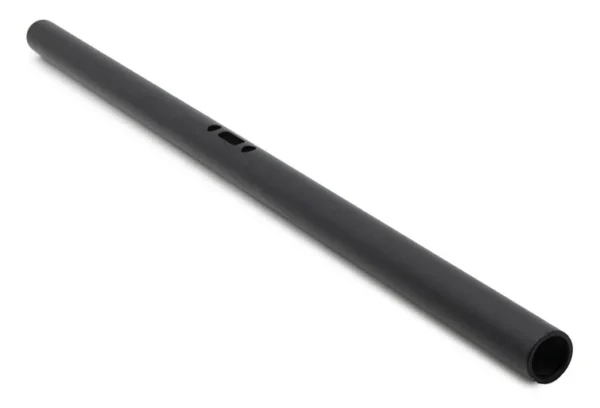 Barre de guidon noire vue en entier, tube droit ouvert en bout et percé au centre Barre de guidon noire vue en entier, tube droit ouvert en bout et percé au centre