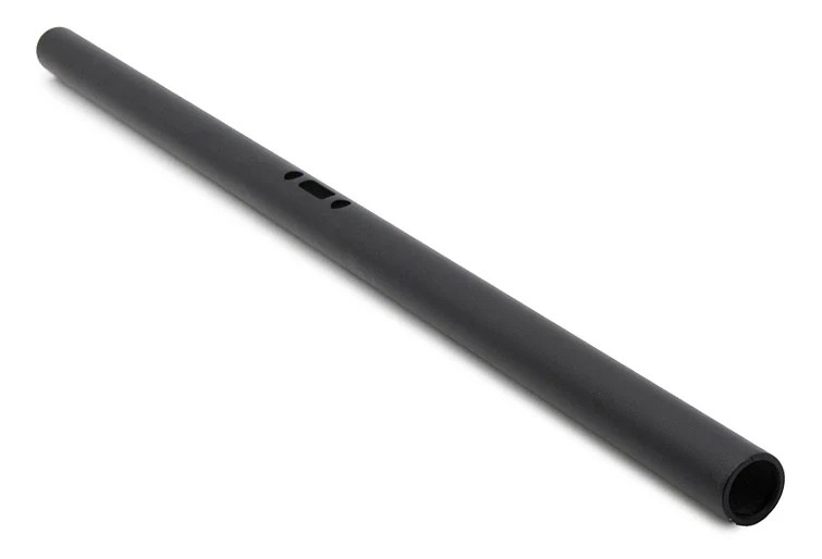 Barre de guidon noire vue en entier, tube droit ouvert en bout et percé au centre