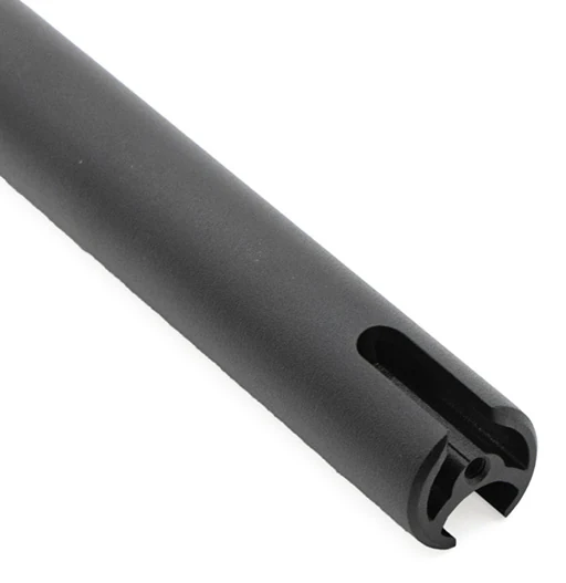 Détail de l'extrémité du tube, fendue sur la longueur et ouverte en bout Détail de l'extrémité du tube, fendue sur la longueur et ouverte en bout