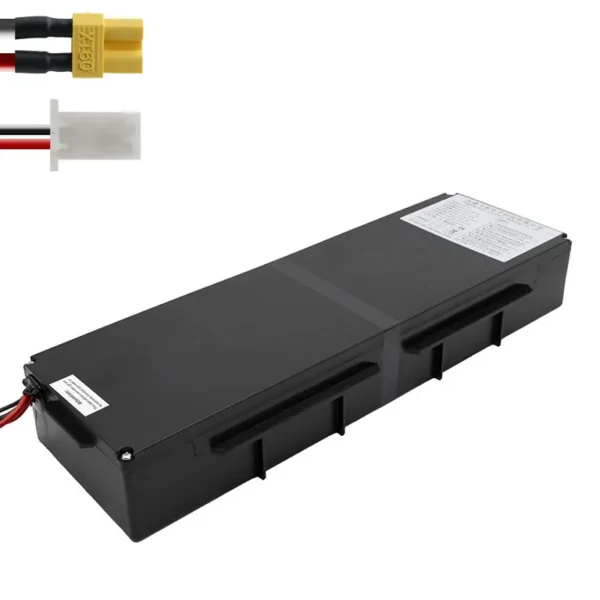 Batterie Ecoxtrem Bison 48 V 13 Ah : boîtier noir avec connecteur XT60 et prise de charge