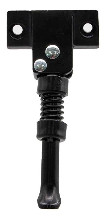 Béquille latérale adaptable noire pour Kugoo S1, vue de face avec sa platine en équerre Béquille latérale adaptable noire pour Kugoo S1, vue de face avec sa platine en équerre
