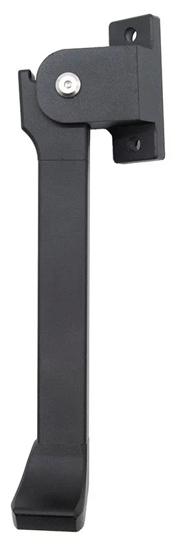 Béquille latérale noire vue de profil, jambe repliée contre sa platine de fixation