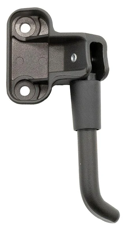 Béquille latérale noire pour NIU KQi1 Pro, vue de trois quarts avec sa platine en équerre Béquille latérale noire pour NIU KQi1 Pro, vue de trois quarts avec sa platine en équerre