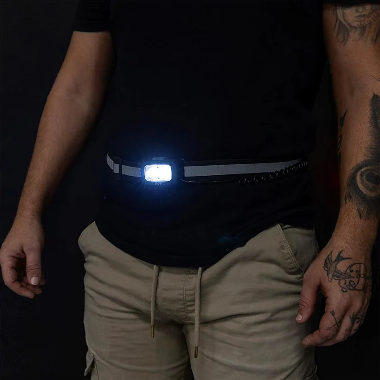 Le feu blanc avant de la ceinture lumineuse allumé, portée à la taille