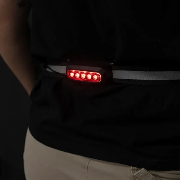 Le feu rouge arrière à cinq LED de la ceinture lumineuse, portée à la taille