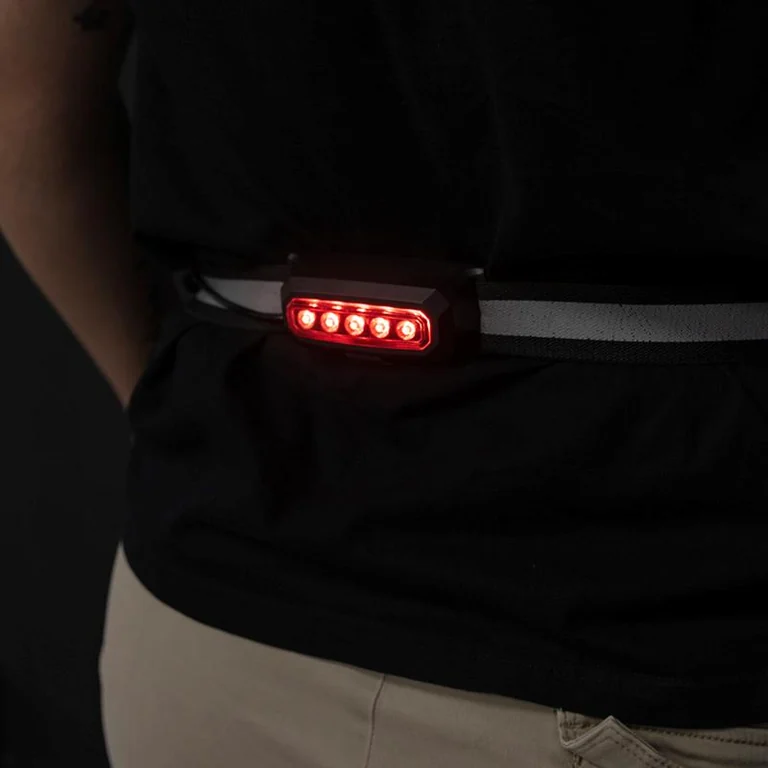Le feu rouge arrière à cinq LED de la ceinture lumineuse, portée à la taille