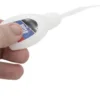Flacon de colle cyanoacrylate tenu en main, canule fine montée sur le col