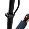 Le collier noir en place sur le tube de direction d'une trottinette, levier rabattu Le collier noir en place sur le tube de direction d'une trottinette, levier rabattu