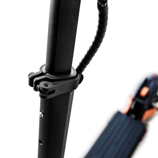 Le collier noir en place sur le tube de direction d'une trottinette, levier rabattu Le collier noir en place sur le tube de direction d'une trottinette, levier rabattu