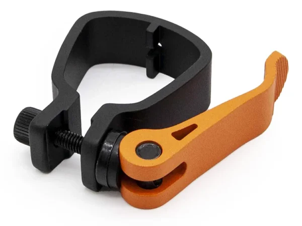 Collier de verrouillage de potence noir à levier excentrique orange, vu de trois quarts