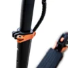 Le collier monté sur le tube de direction d'une trottinette, levier orange rabattu