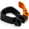 Collier de verrouillage de potence noir à levier excentrique orange, vu de trois quarts Collier de verrouillage de potence noir à levier excentrique orange, vu de trois quarts