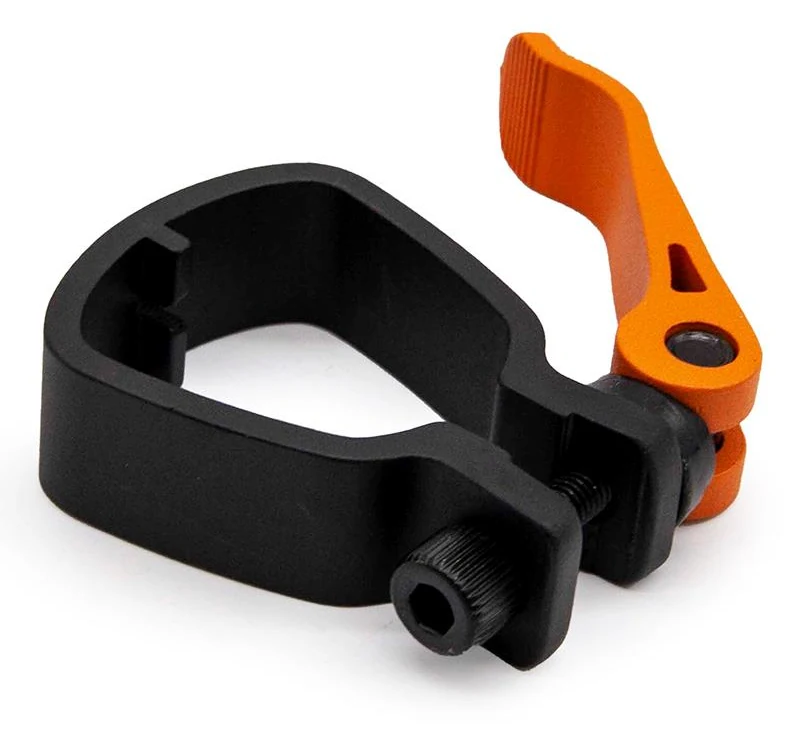 Collier de verrouillage de potence noir à levier excentrique orange, vu de trois quarts