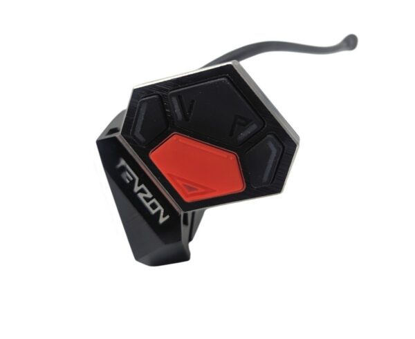 Bloc de commandes Dualtron Alien vu de face, cinq touches dont le bouton rouge central Bloc de commandes Dualtron Alien vu de face, cinq touches dont le bouton rouge central