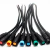 Gros plan sur les fils sertis d'un connecteur étanche 3 broches Gros plan sur les fils sertis d'un connecteur étanche 3 broches