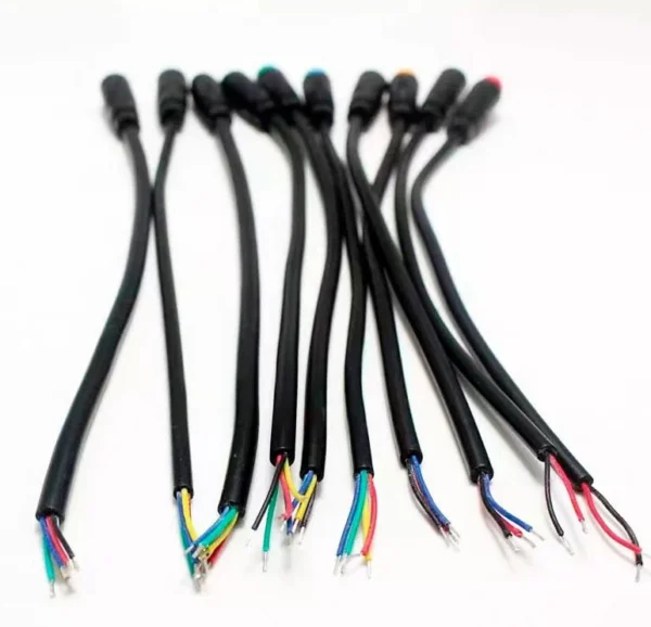 Cinq connecteurs étanches 8 mm à 4 broches avec fils sertis