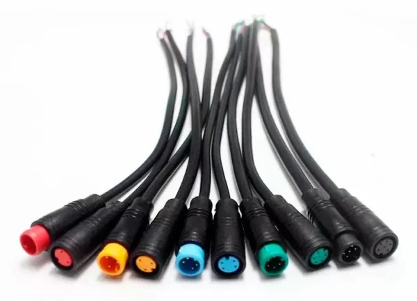 Cinq connecteurs étanches 8 mm à 5 broches avec fils sertis