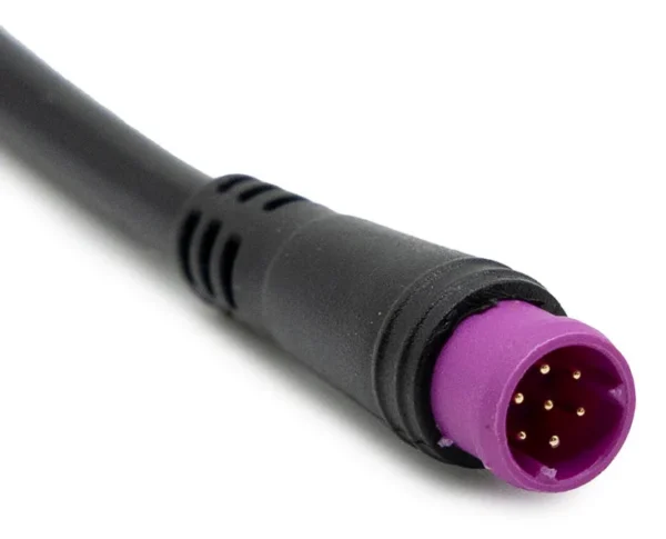 Gros plan sur les fils sertis d'un connecteur étanche 7 broches