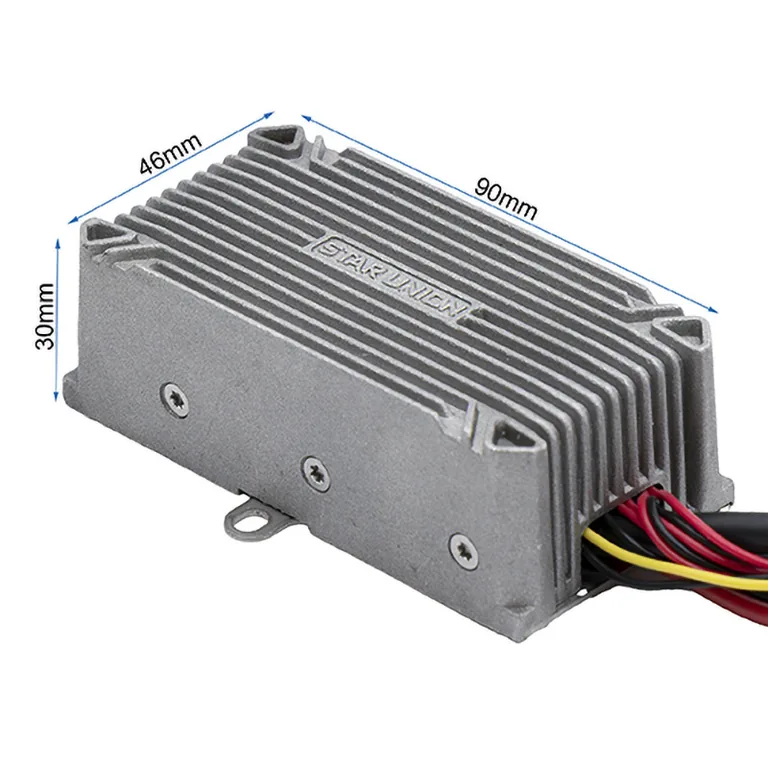 Contrôleur Ecoxtrem Bison coté : boîtier aluminium à ailettes de 90 mm sur 46 mm et 30 mm de haut
