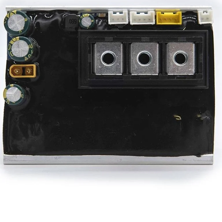 Contrôleur Ninebot F40E et D38E de profil, condensateurs et dissipateur aluminium à ailettes