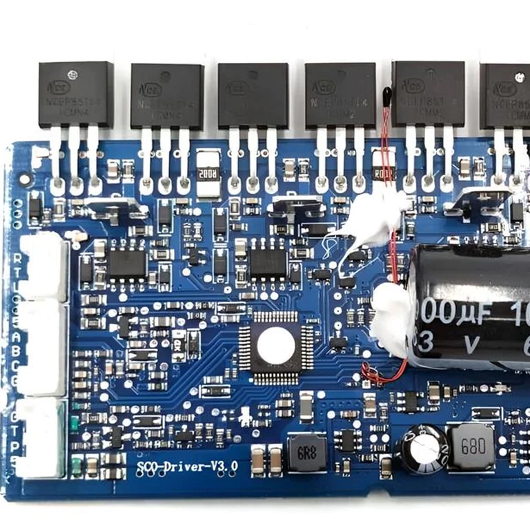 Carte nue du contrôleur V3, six transistors NCEP85T14 alignés sur le bord et sérigraphie SCO-Driver-V3.0