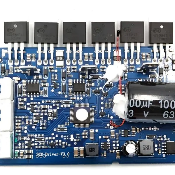 Carte nue du contrôleur V3, six transistors de puissance NCEP85T14 alignés sur le bord Carte nue du contrôleur V3, six transistors de puissance NCEP85T14 alignés sur le bord