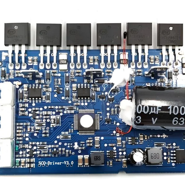 Carte nue du contrôleur V3, six transistors de puissance NCEP85T14 alignés sur le bord