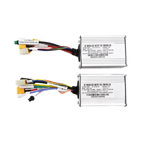 Les deux contrôleurs bimoteur UrbanGlide E-Cross, avant 15 A et arrière 21 A, prises standard