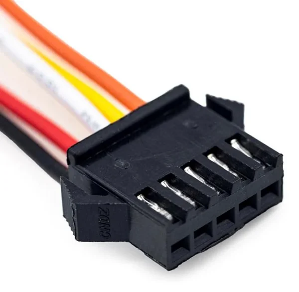 Gros plan sur le corps d'un connecteur SM 5 broches Gros plan sur le corps d'un connecteur SM 5 broches