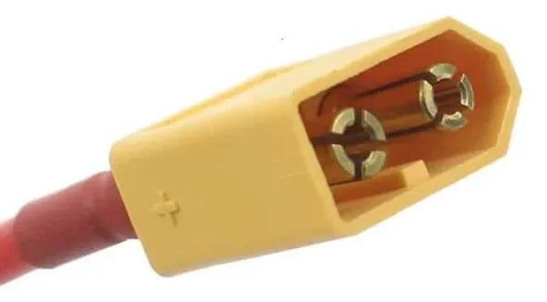 Gros plan sur un connecteur XT60 soudé à son câble