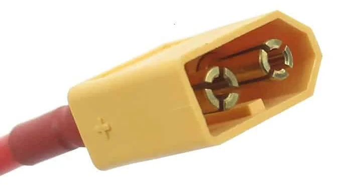 Gros plan sur un connecteur XT60 soudé à son câble