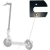 Emplacement du coupleur repéré par une flèche vers la roue arrière de la trottinette Emplacement du coupleur repéré par une flèche vers la roue arrière de la trottinette