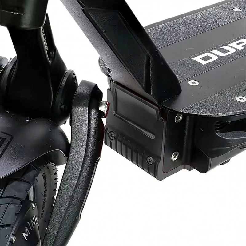Déflecteur anticollision monté sur le bras arrière d’une trottinette Dualtron