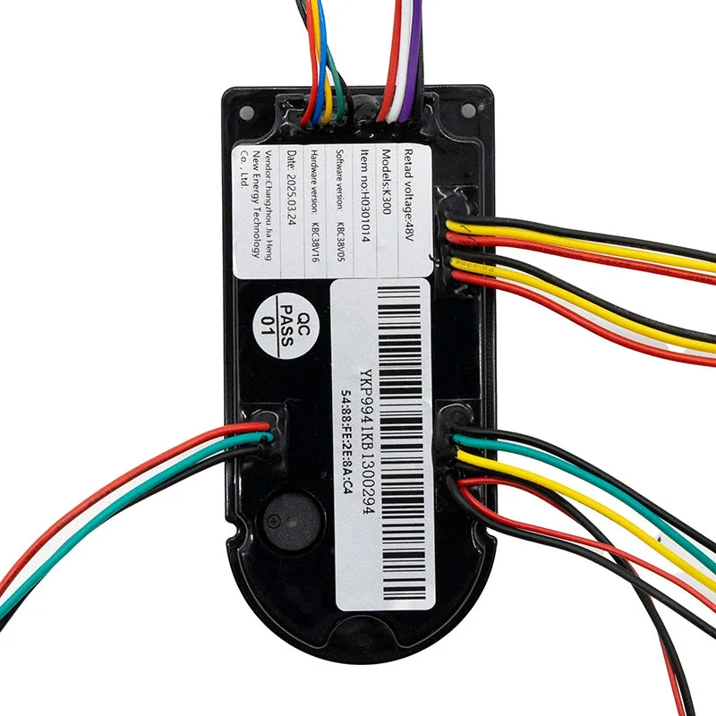 Étiquette d'usine au dos d'un tableau de bord NIU KQi 300P : tension, modèle et numéro d'article