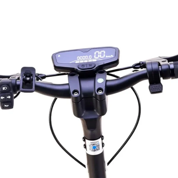 Compteur SmartGyro K2 en place sur le guidon, vu du poste de conduite Compteur SmartGyro K2 en place sur le guidon, vu du poste de conduite