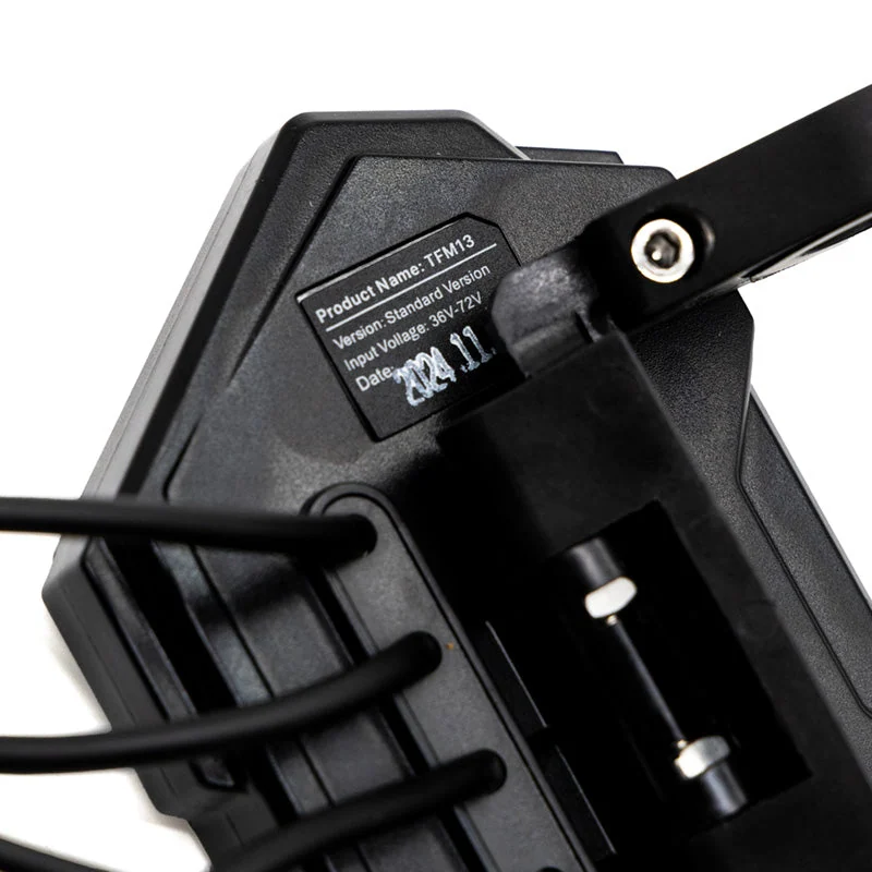 Étiquette d'usine moulée dans le boîtier d'un afficheur de trottinette SmartGyro