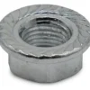 Écrou d'axe moteur vu de dessus : couronne de dents inclinées et filetage intérieur Écrou d'axe moteur vu de dessus : couronne de dents inclinées et filetage intérieur