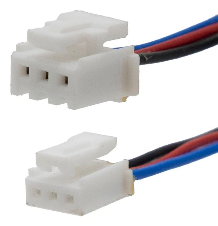 Gros plan sur le connecteur blanc du câble de feu KQi3