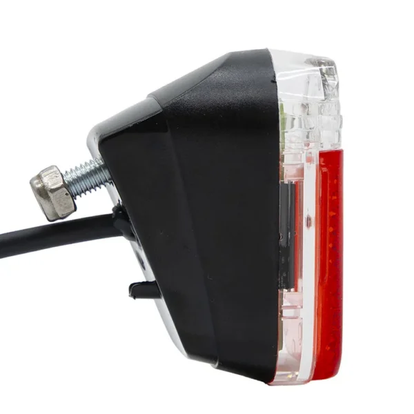 Feu arrière Hikerboy Foxtrot Plus vu de trois quarts, lampe et catadioptre rouge Feu arrière Hikerboy Foxtrot Plus vu de trois quarts, lampe et catadioptre rouge