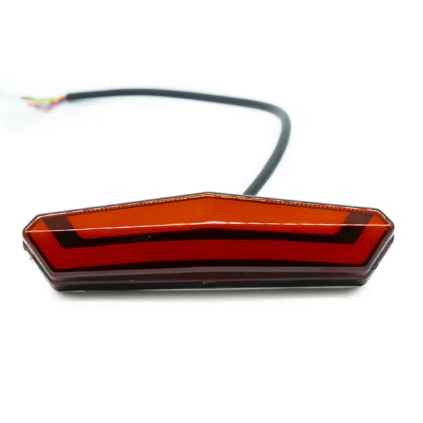 Feu arrière Kukirin G4 vu de face, bandeau lumineux en chevron Feu arrière Kukirin G4 vu de face, bandeau lumineux en chevron