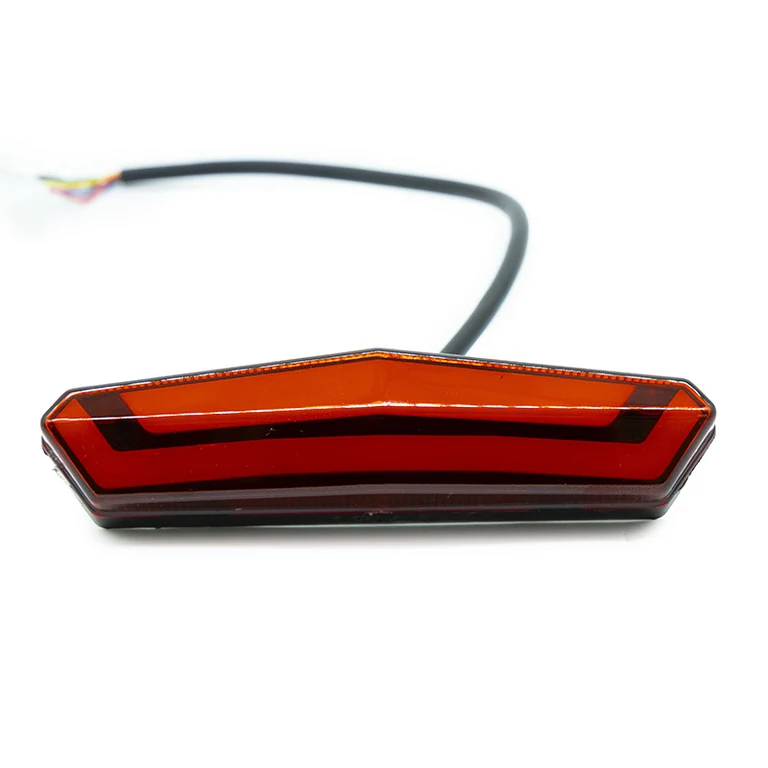 Feu arrière Kukirin G4 vu de face, bandeau lumineux en chevron