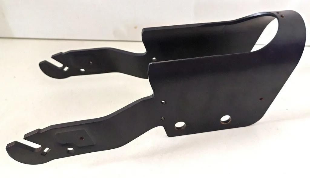 Fourche avant Dualtron Pop double moteur, arceau monobloc noir mat vu de trois quarts